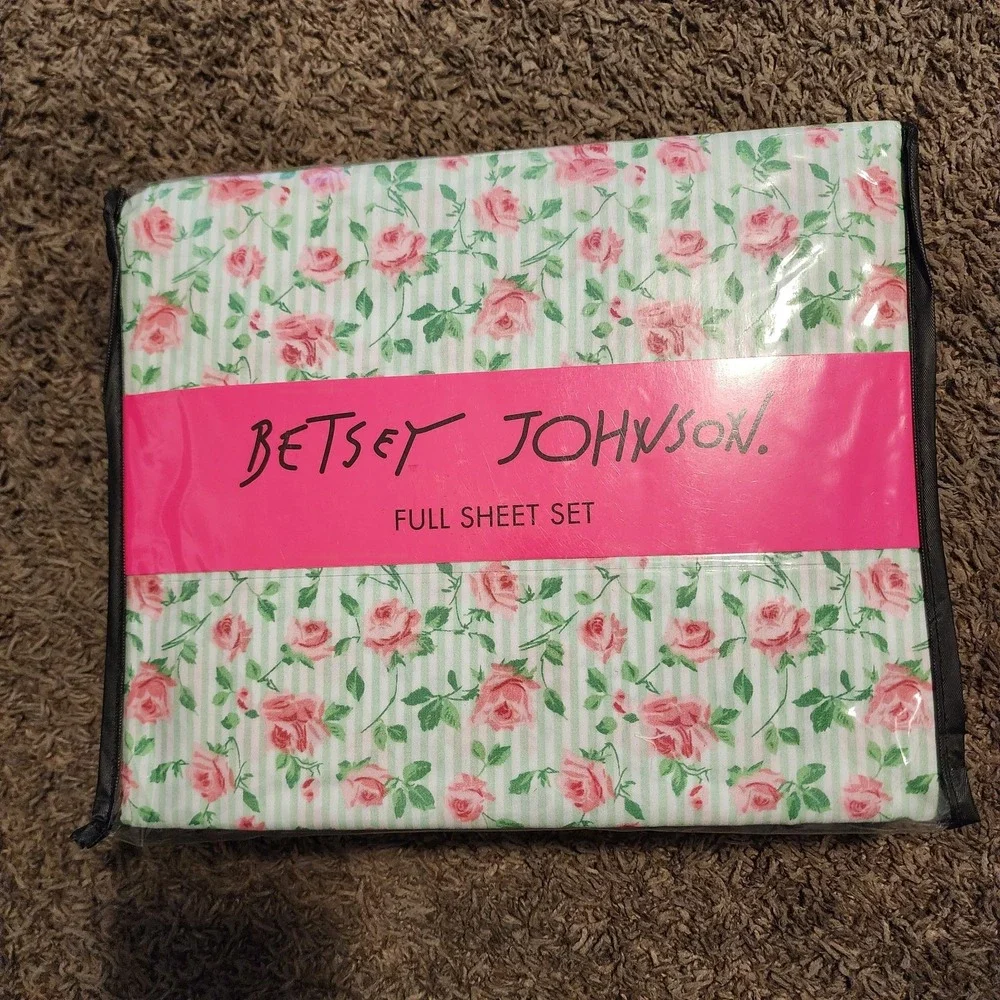 Betsy Johnson Twin Full Sheet Set Cottage Core Red/Pink Roses‎